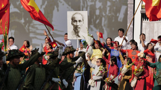 'Về Hà Nội' - lời tiên tri chiến thắng 

