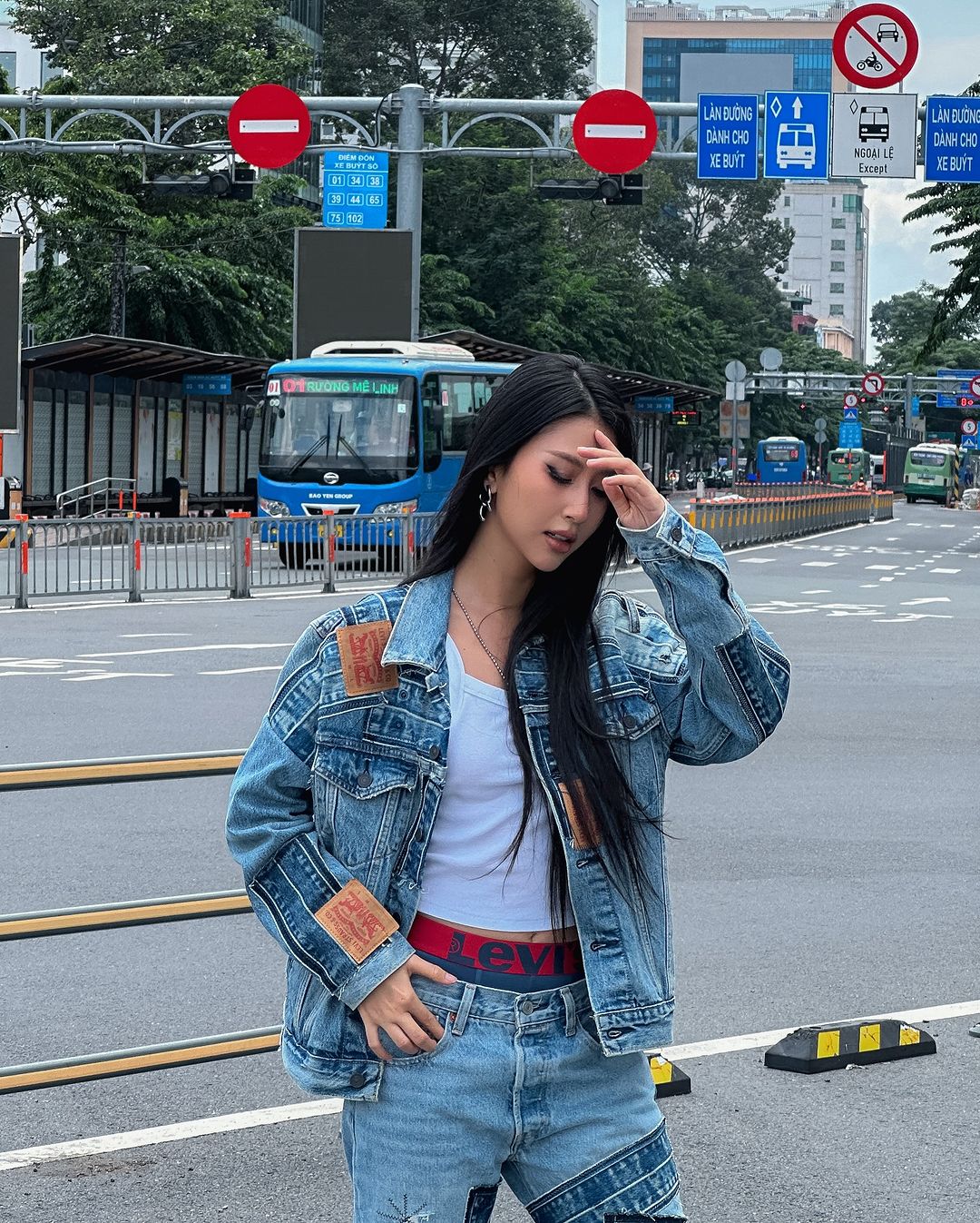 Quỳnh Anh Shyn diện combo denim