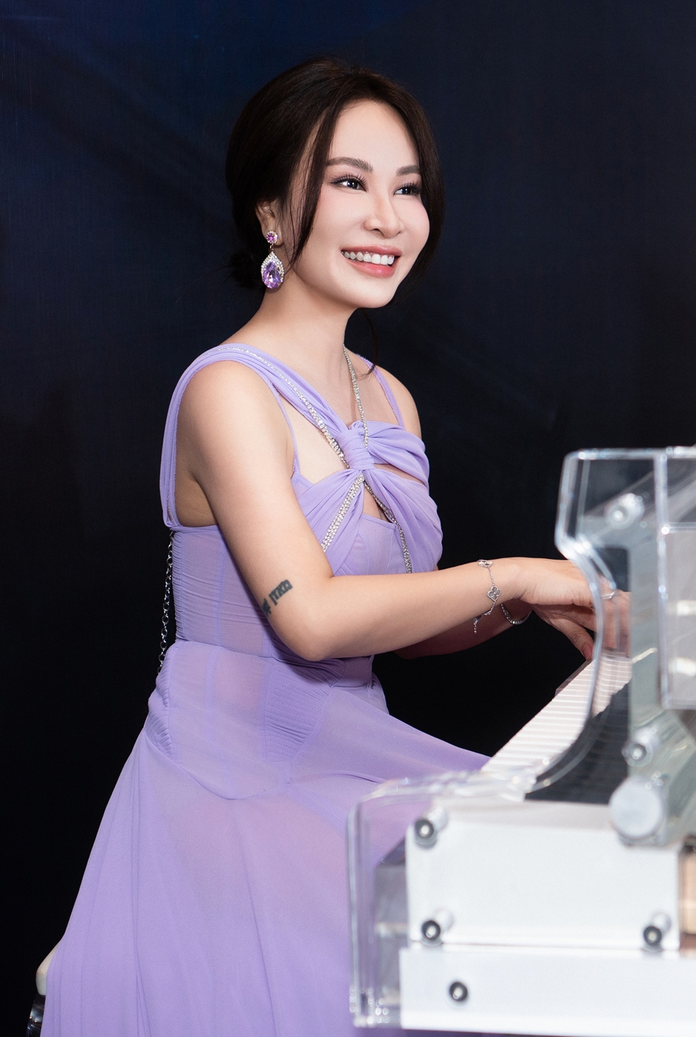 Uyên Linh tạo dáng bên cây đàn piano yêu thích. Ảnh: Nhân vật cung cấp