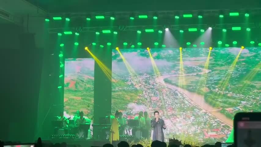 Anh Thơ, Trọng Tấn song ca 'Tình ta là biển bạc đồng xanh'