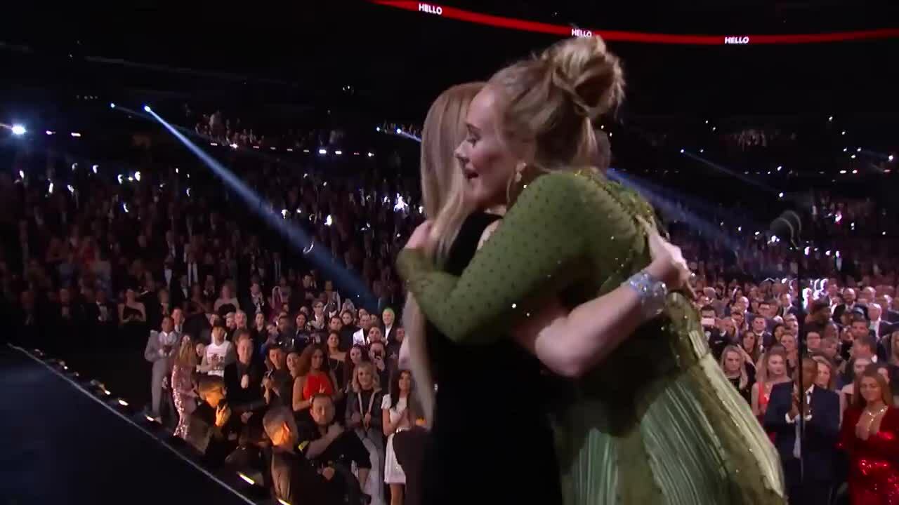 Adele được Celine Dion trao cúp vàng Grammy năm 2017