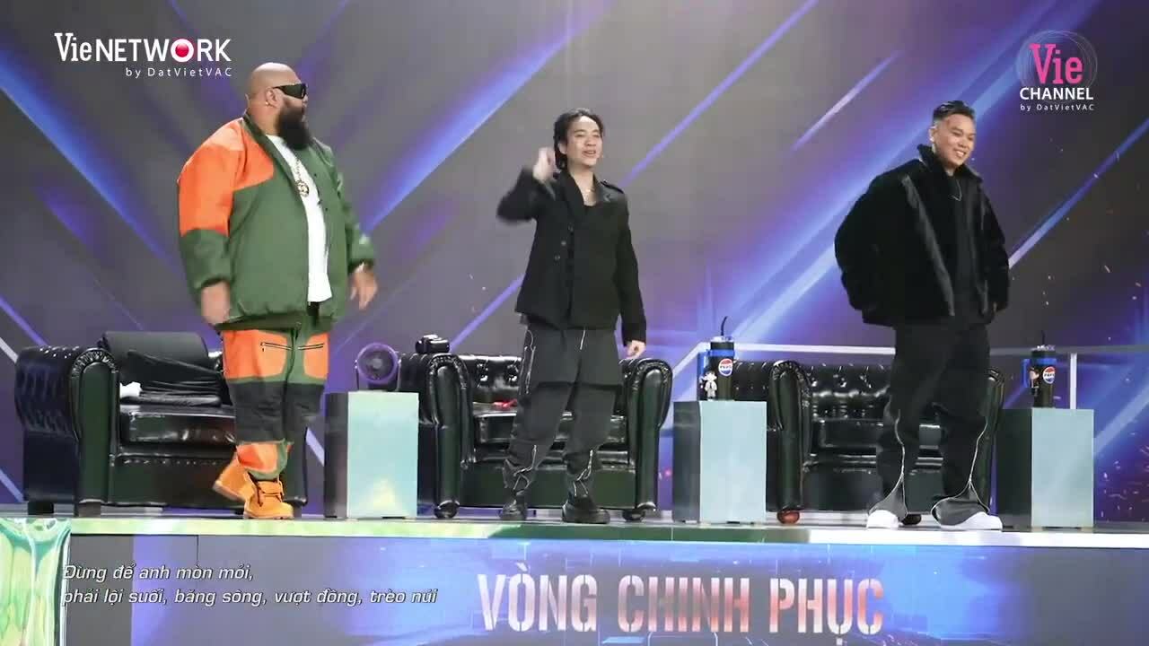 Màn rap xen lẫn vòng cổ khiến Suboi và Karik phấn khích