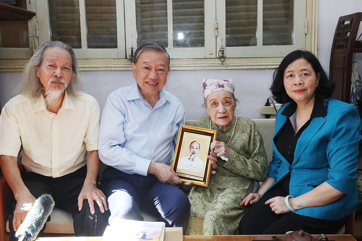 Tổng Bí thư, Chủ tịch nước Tô Lâm (thứ hai từ trái sang) tặng chân dung Chủ tịch Hồ Chí Minh cho gia đình cố nhạc sĩ Văn Cao. Ảnh: NEWS