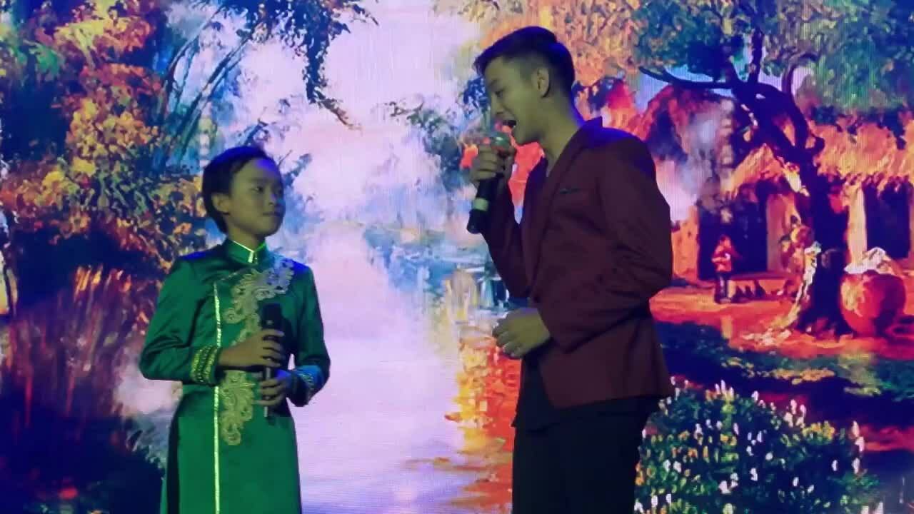 Hoài Lâm và Hồ Văn Cường song ca "Vẫn yêu rau đắng mọc sau hè" (2016)