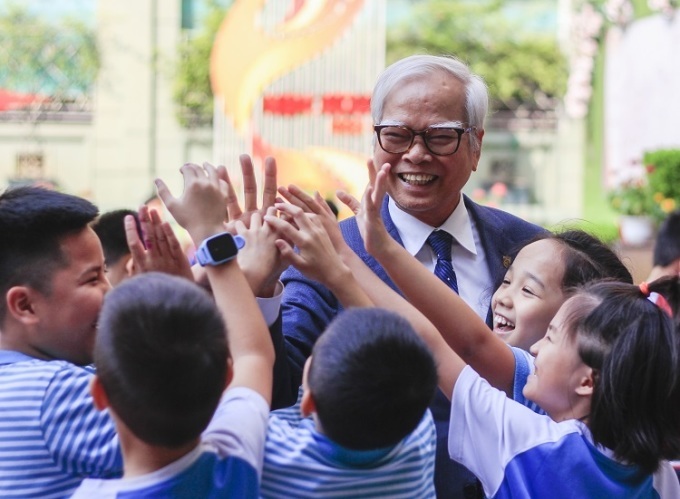 Thầy Nguyễn Văn Hòa, 79 tuổi, giao lưu với học sinh. Ông là người sáng lập hệ thống giáo dục Nguyễn Bỉnh Khiêm - Cầu Giấy, Hà Nội. Ảnh: Dương Tâm