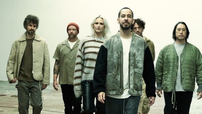 Đội hình mới của ban nhạc Linkin Park. Từ trái qua: Brad Delson, Phoenix, Emily Armstrong, Mike Shinoda, Colin Brittain và Joe Hahn. Ảnh: James Minchin III