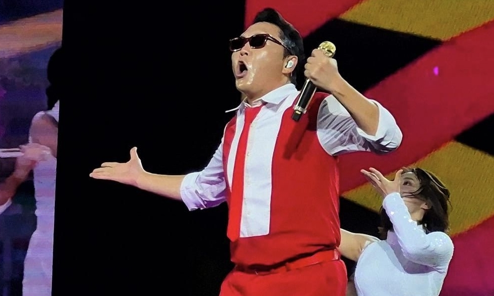 Psy trình diễn hit 'Gangnam Style' cùng hàng chục nghìn fan Việt