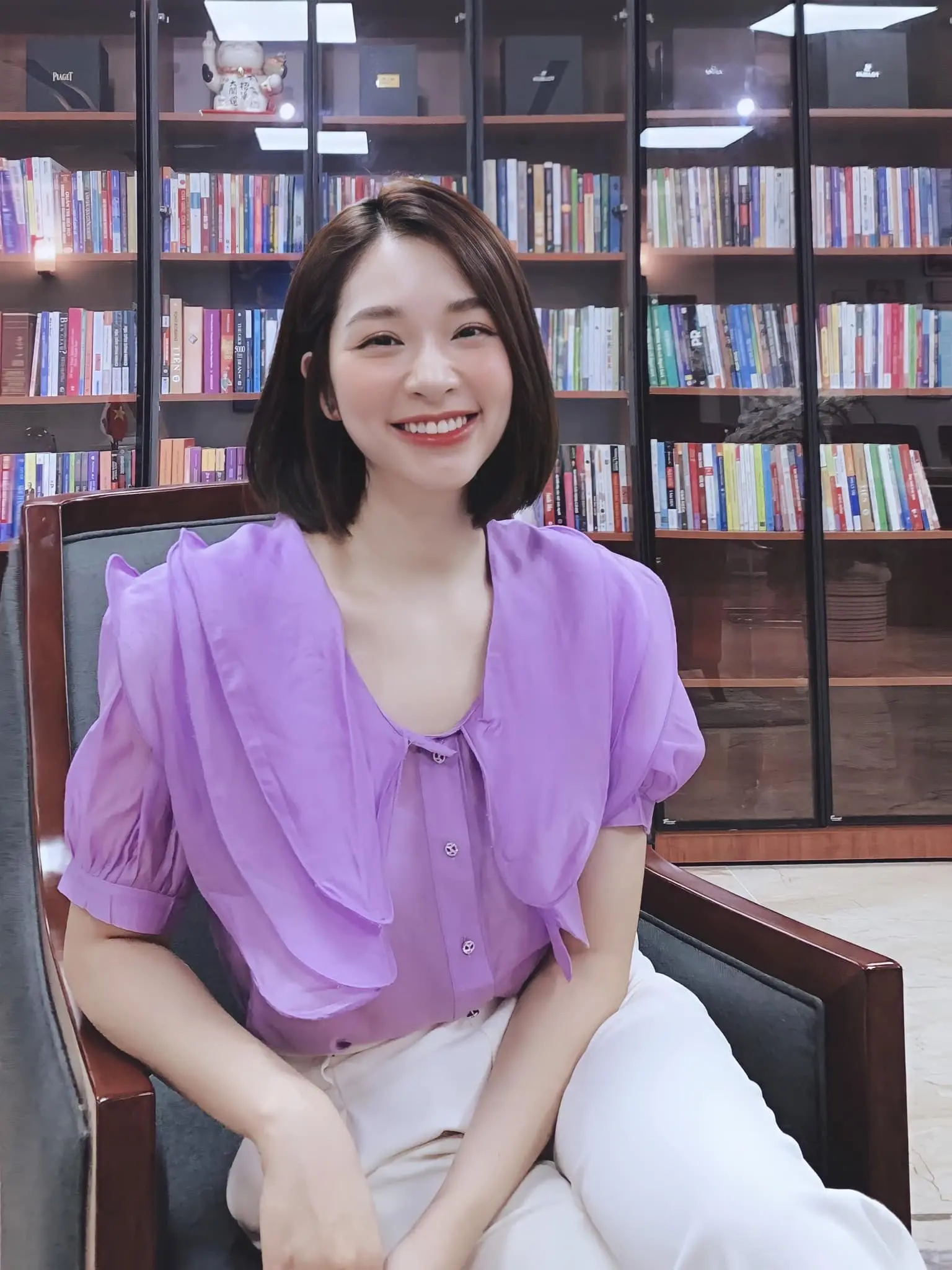 Một nữ doanh nhân thành đạt trong một set đồ công sở sang trọng với bộ suit quyền lực