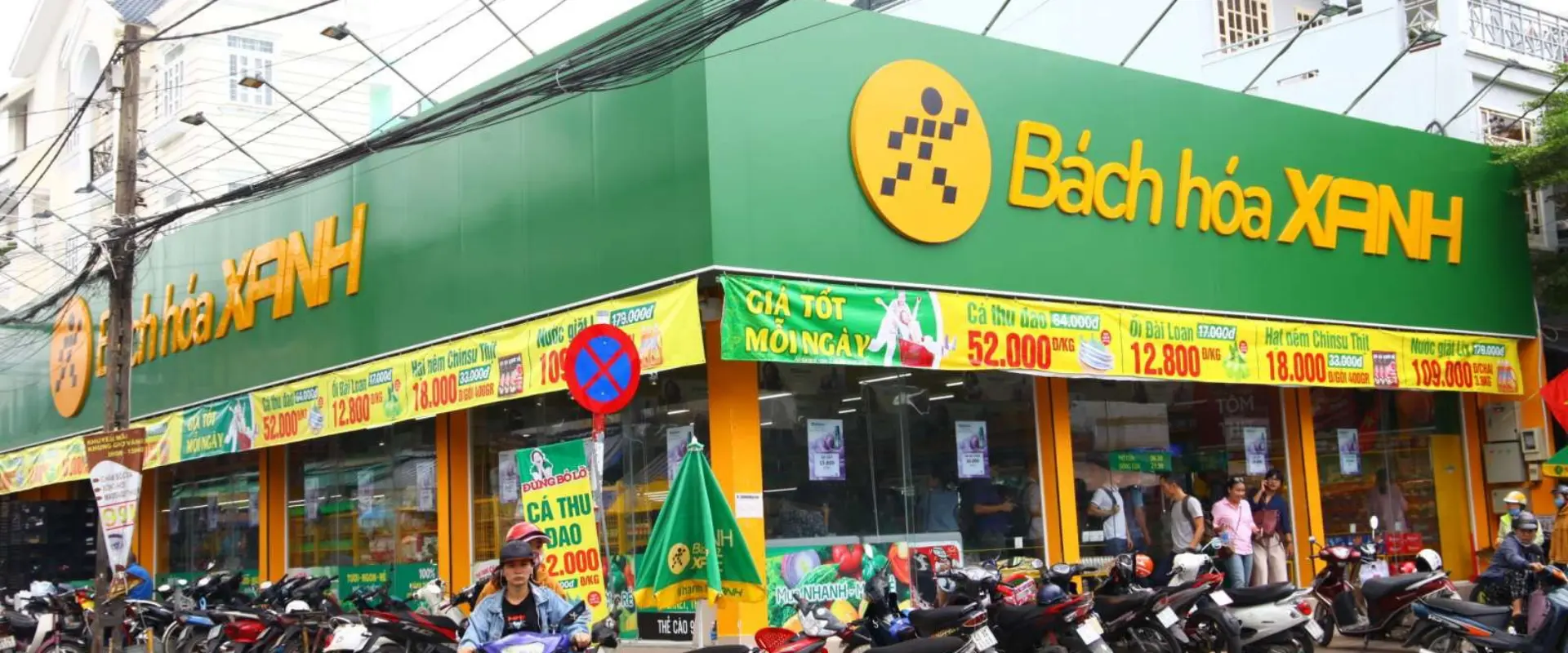 Mặt tiền một cửa hàng bachhoaxanh khang trang và thu hút