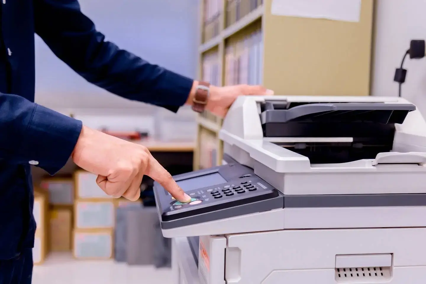 Nhân viên kỹ thuật TNT đang bảo trì máy photocopy cho khách hàng