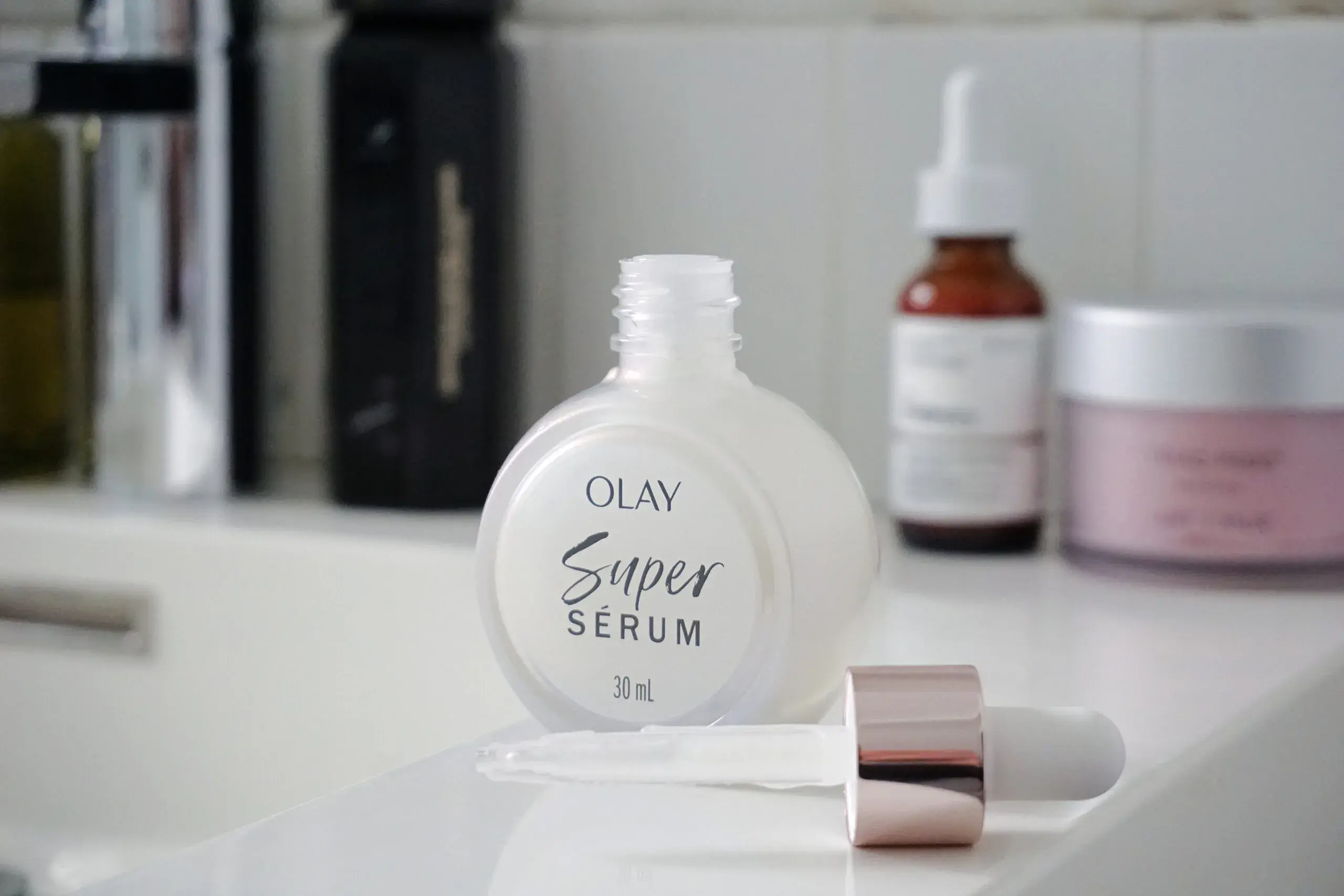 Kết cấu tinh chất Olay Super Serum màu trắng đục, óng ánh trên da