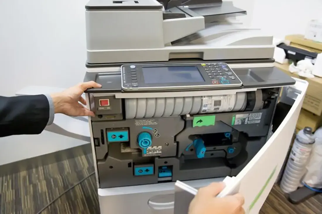 Một chiếc máy photocopy đa chức năng hiện đại của TNT trong văn phòng