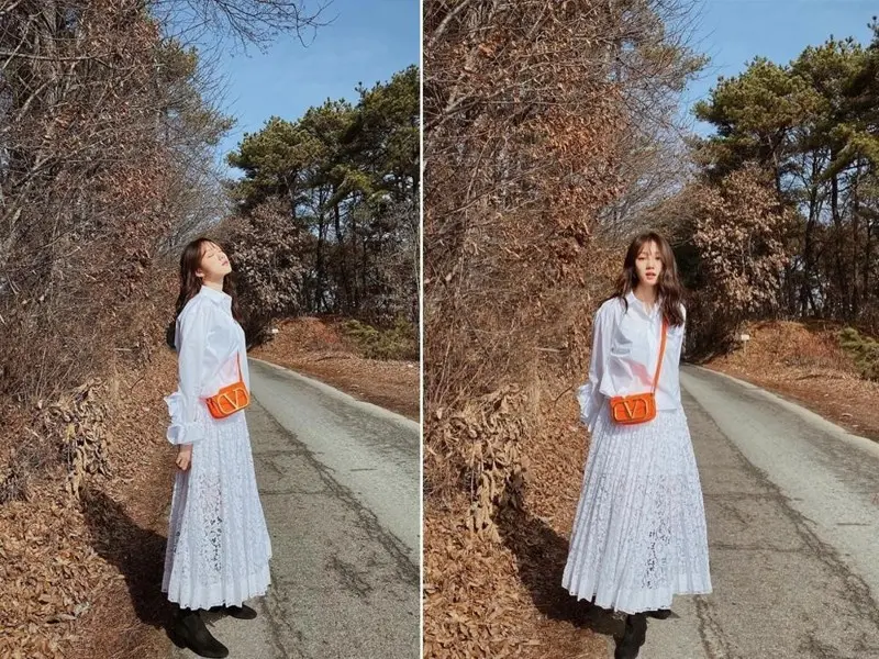 Một cô gái với outfit đi Đà Lạt lãng mạn giữa đồi thông