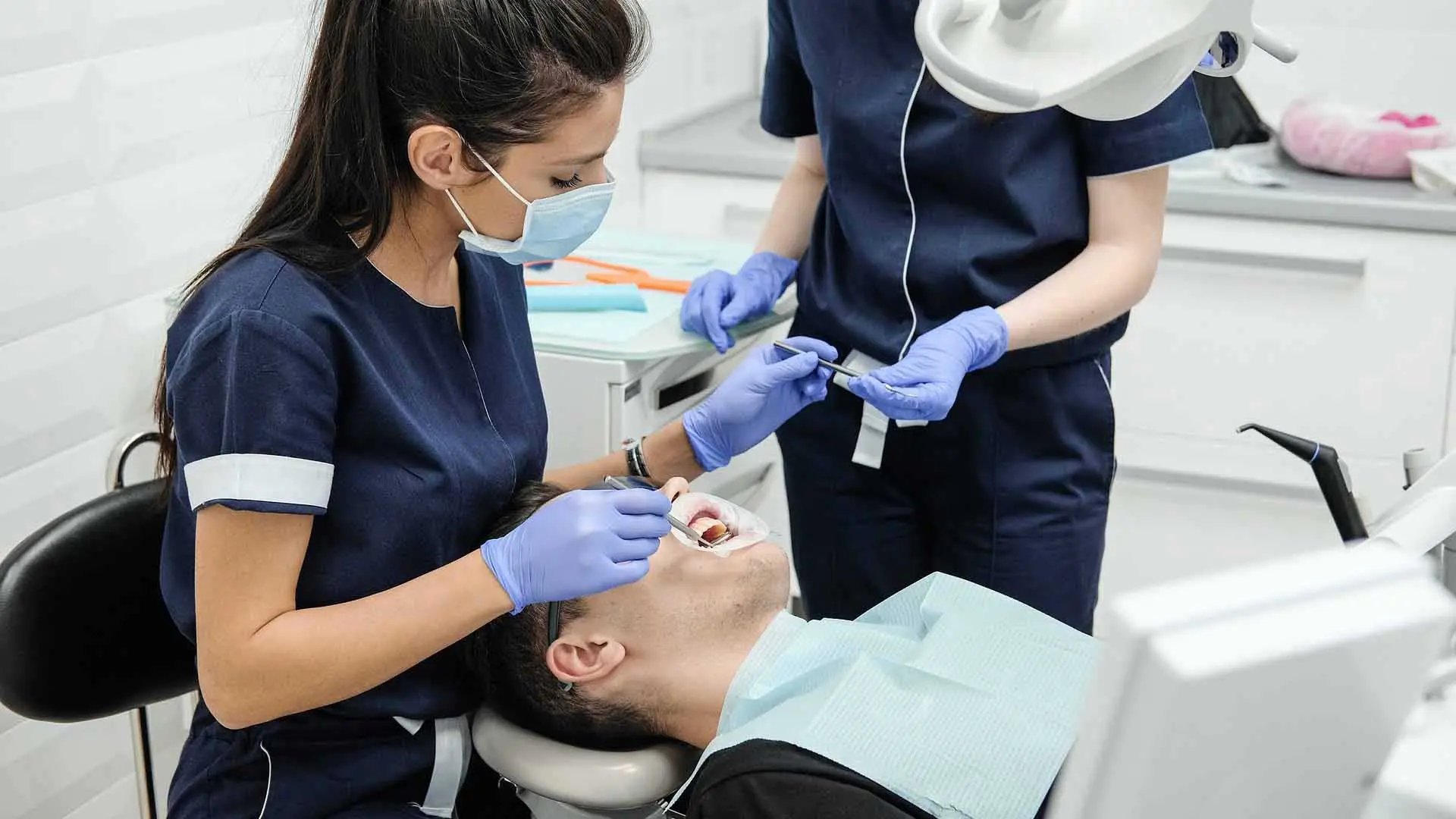 Bên trong một phòng khám nha khoa với trang thiết bị hiện đại