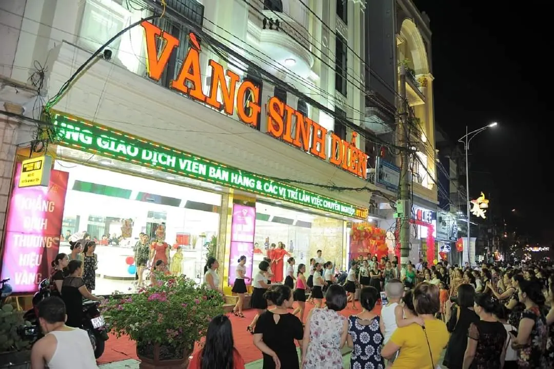 Cửa hàng Vàng Sinh Diễn với biển hiệu truyền thống tại Hà Nội